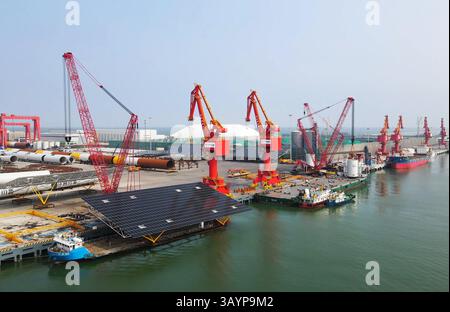 Offshore-Solarmodul Ladungsladung im Industriehafen Stockfoto