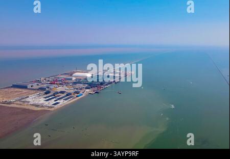 Luftaufnahme des Hafens Guangli in Dongying, Shandong - Hub für Wind, Solar und Ressourcentransfers Stockfoto