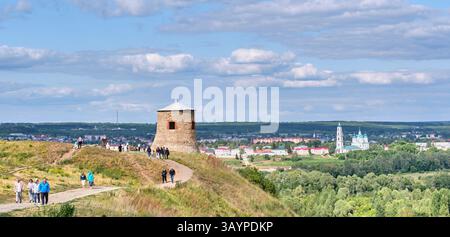 Touristen besuchen den antiken Steinturm am Teufelshügel in Jelabuga, Russland Stockfoto