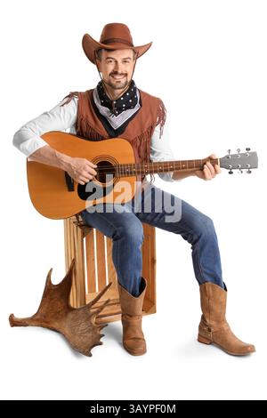 Ein hübscher Cowboy, der Gitarre spielt, auf weißem Hintergrund Stockfoto
