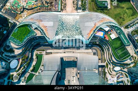 Suzhou, China - 5. September 2020: Von oben nach unten auf ein Einkaufszentrum im Zentrum von Suzhou und das Oriental Gate-Gebäude im Geschäftsviertel Stockfoto