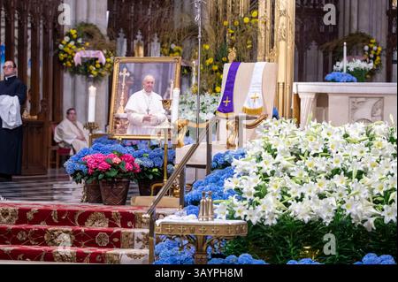 New York, Usa. April 2025. Ein Foto von Papst Franziskus sitzt am Altar der St. Patrick's Cathedral während einer besonderen Messe. Papst Franziskus starb am frühen Morgen des 21. April im Alter von 88 Jahren. Eine Beerdigung für Papst Franziskus, den ersten lateinamerikanischen Pontiff, findet am Samstag in Rom statt. Quelle: SOPA Images Limited/Alamy Live News Stockfoto