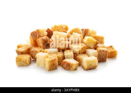 Haufen knuspriger Croutons auf weißem Hintergrund Stockfoto