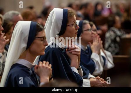 New York, Usa. April 2025. Nonnen beten während einer besonderen Messe für Papst Franziskus in der St. Patrick's Cathedral. Papst Franziskus starb am frühen Morgen des 21. April im Alter von 88 Jahren. Eine Beerdigung für Papst Franziskus, den ersten lateinamerikanischen Pontiff, findet am Samstag in Rom statt. Quelle: SOPA Images Limited/Alamy Live News Stockfoto