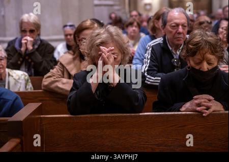 New York, Usa. April 2025. Die Menschen beten während einer besonderen Messe für Papst Franziskus in der St. Patrick's Cathedral. Papst Franziskus starb am frühen Morgen des 21. April im Alter von 88 Jahren. Eine Beerdigung für Papst Franziskus, den ersten lateinamerikanischen Pontiff, findet am Samstag in Rom statt. Quelle: SOPA Images Limited/Alamy Live News Stockfoto
