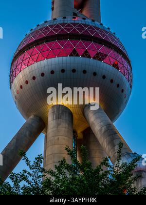Nahaufnahme des beleuchteten Oriental Pearl Tower in der Abenddämmerung in Shanghai, China, mit seinem kultigen futuristischen Design unter einem Abendhimmel Stockfoto