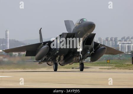 Ein F-15K Slam Eagle-Flugzeug der Republik Korea landet während eines Medientages auf der Gwangju Air Base in Südkorea, um die Übung Freiheit vorzubereiten Stockfoto