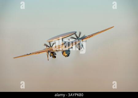 Eine E-2D Hawkeye, die an die „Bear Aces“ der Airborne Command and Control Squadron (VAW) 124 angeschlossen ist, startet vom Flugdeck der größten weltweit Stockfoto
