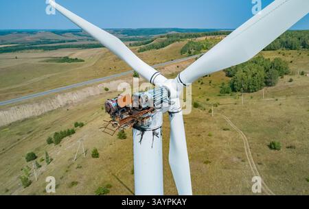 Luftaufnahme einer Windkraftanlage mit Brandschäden in einer ländlichen Landschaft tagsüber Stockfoto