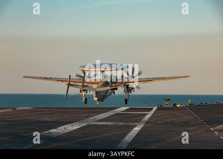Eine E-2D Hawkeye, die an die „Bear Aces“ der Airborne Command and Control Squadron (VAW) 124 angeschlossen ist, startet vom Flugdeck der größten weltweit Stockfoto