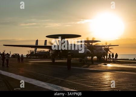 Zwei E-2D Hawkeyes, befestigt an den „Bear Aces“ der Airborne Command and Control Squadron (VAW) 124, Taxi auf das Katapult auf dem Flugdeck der wo Stockfoto
