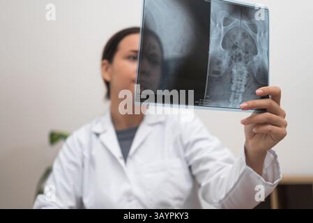 Im Krankenhaus führt der Radiologe eine detaillierte Untersuchung der Röntgenergebnisse durch. Stockfoto