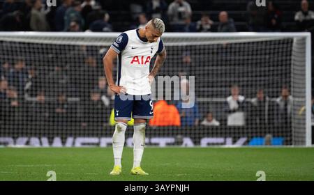 London, Großbritannien. April 2025. Richarlison von Tottenham Hotspur sieht niedergeschlagen aus. Premier League-Spiel, Tottenham Hotspur gegen Nottingham Forest im Tottenham Hotspur Stadium in London am Ostermontag, 21. April 2025. Dieses Bild darf nur für redaktionelle Zwecke verwendet werden. Foto nur für redaktionelle Verwendung von Sandra Mailer/Andrew Orchard Sportfotografie/Alamy Live News Credit: Andrew Orchard Sportfotografie/Alamy Live News Stockfoto