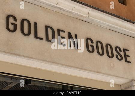 Venedig, Italien - 20. April 2025: Logo der Marke Golden Goose auf der Boutique-Fassade im Stadtzentrum von Venedig Stockfoto