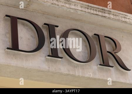 Venedig, Italien - 20. April 2025: Dior Fashion Logo auf der Marmorfassade der Luxusboutique in Venedig Stockfoto