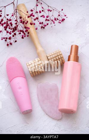 Set von kosmetischen Produkten auf einem strukturierten Hintergrund, Draufsicht. Stockfoto