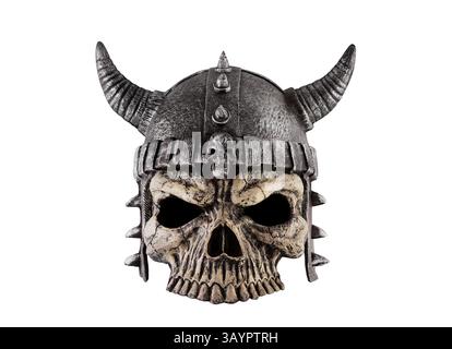 Menschlicher Schädel mit gehörntem Helm isoliert auf weißem Hintergrund mit Schneideweg Stockfoto