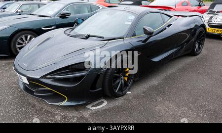 Dreiviertel-Vorderansicht eines Dark Grey, 2022, McLaren 720S, ausgestellt im Easter Classic Gathering, Brooklands Museum, Stockfoto