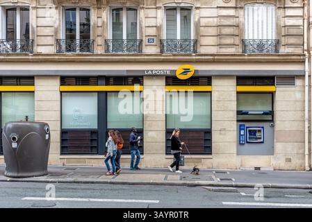 Das Äußere von 'La Poste' und 'La banque Postale', dem französischen Postamt und der Bank Stockfoto