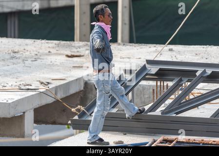 Bangkok, Thailand - 18. Mai 2017 : Unbekannte sind Bauarbeiter oder professionelle Arbeit für den Bau eines Bauherstellers auf der Baustelle. Stockfoto