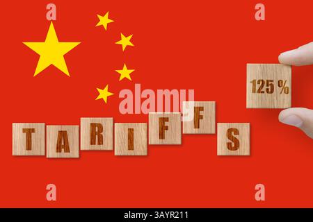 Holzblöcke mit WORTZÖLLEN auf einem Hintergrund der chinesischen Flagge. Handel, Zoll, Zoll und Zölle Krieg Stockfoto