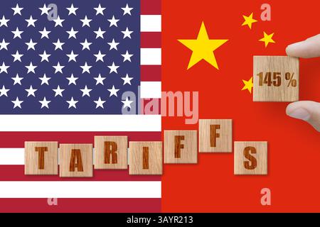 Holzblöcke mit WORTTARIFEN auf einem Hintergrund der USA und China-Flaggen. Handel, Zoll, Zoll und Zölle Krieg Stockfoto