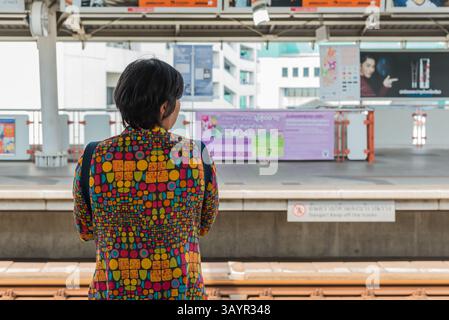 Bangkok, Thailand - 17. Januar 2018 : BTS Skytrain fährt in Bangkok. Viele Menschen in Bangkok nutzten den Skytrain, um Zeit zu sparen. Stockfoto