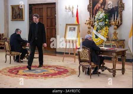 Madrid, Spanien. April 2025. Die Menschen unterschreiben das Beileidsbuch in der Apostolischen Nunziatur nach dem Tod von Papst Franziskus, der mit 88 starb, am Montag, den 21. Vom Vatikan angekündigt. Quelle: Marcos del Mazo/Alamy Live News Stockfoto