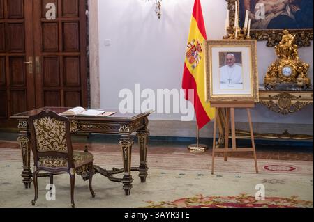Madrid, Spanien. April 2025. Das Beileidsbuch in der Apostolischen Nunziatur nach dem Tod von Papst Franziskus, der mit 88 starb, am Montag, den 21. Vom Vatikan bekannt gegeben. Quelle: Marcos del Mazo/Alamy Live News Stockfoto