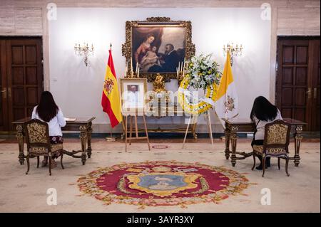Madrid, Spanien. April 2025. Frauen unterschreiben das Beileidsbuch in der Apostolischen Nunziatur nach dem Tod von Papst Franziskus, der am Montag, den 21. Vom Vatikan angekündigt, um 88 starb. Quelle: Marcos del Mazo/Alamy Live News Stockfoto