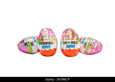 Deutschland Berlin 21. April 2025. Kinder uberraschung Schokoladeneier mit Zeichentrickfiguren darauf. Die Eier sind rosa und orange. Sie werden als Nächstes platziert Stockfoto