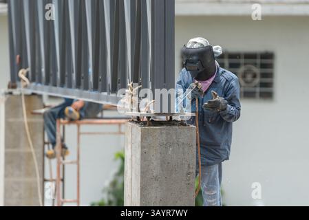 Bangkok, Thailand - 18. Mai 2017 : Unbekannte sind Bauarbeiter oder professionelle Arbeit für den Bau eines Bauherstellers auf der Baustelle. Stockfoto