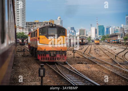 Bangkok, Thailand - 12. Juli 2017 : unbekannter Eisenbahnzug auf den Bahngleisen im Bahnhof Bangkok. Viele Menschen in Thailand reisen gerne per tr Stockfoto