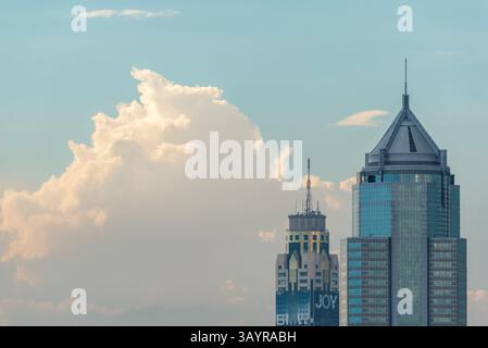 Bangkok, Thailand - 26. Mai 2018 : Stadtbild und Stadtbau tagsüber vom Wolkenkratzer von Bangkok. Bangkok ist die Hauptstadt und die bevölkerungsreichste Stockfoto