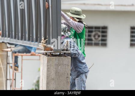 Bangkok, Thailand - 18. Mai 2017 : Unbekannte sind Bauarbeiter oder professionelle Arbeit für den Bau eines Bauherstellers auf der Baustelle. Stockfoto