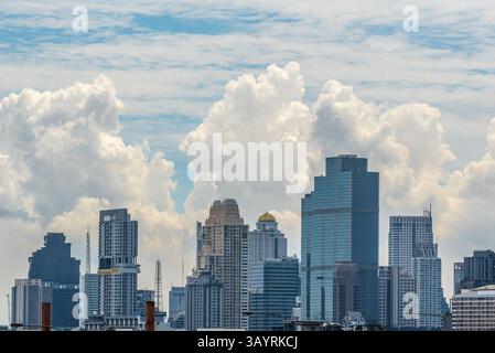 Bangkok, Thailand - 25. Mai 2018 : Stadtbild und Stadtbau tagsüber vom Wolkenkratzer von Bangkok. Bangkok ist die Hauptstadt und die bevölkerungsreichste Stockfoto