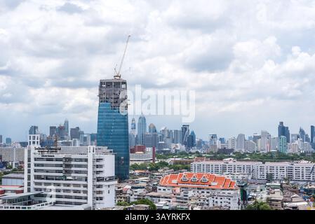 Bangkok, Thailand - 26. Mai 2018 : Stadtbild und Stadtbau tagsüber vom Wolkenkratzer von Bangkok. Bangkok ist die Hauptstadt und die bevölkerungsreichste Stockfoto