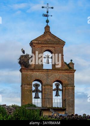 Ein Störchennest im Glockenturm des Klosters Santa Clara in Tordesillas Stockfoto