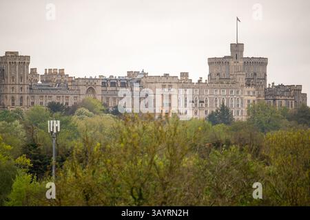 Datchet, Großbritannien. April 2025. Blick auf Windsor Castle von Datchet in Berkshire. Präsident der Vereinigten Staaten, Donald Trump, plant, den König im September in Windsor Castle zu besuchen. Es wurde berichtet, dass einige Kollegen und Parlamentsabgeordnete nicht wünschen, dass Trump vor dem Parlament spricht, da er seine früheren Bemerkungen zum Vereinigten Königreich, zur Ukraine und zur NATO geäußert hat. Quelle: Maureen McLean/Alamy Live News Stockfoto