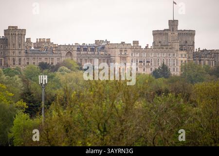 Datchet, Großbritannien. April 2025. Blick auf Windsor Castle von Datchet in Berkshire. Präsident der Vereinigten Staaten, Donald Trump, plant, den König im September in Windsor Castle zu besuchen. Es wurde berichtet, dass einige Kollegen und Parlamentsabgeordnete nicht wünschen, dass Trump vor dem Parlament spricht, da er seine früheren Bemerkungen zum Vereinigten Königreich, zur Ukraine und zur NATO geäußert hat. Quelle: Maureen McLean/Alamy Live News Stockfoto