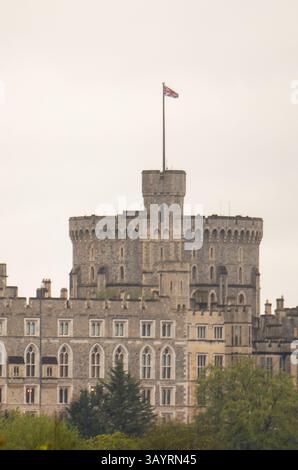 Datchet, Großbritannien. April 2025. Blick auf Windsor Castle von Datchet in Berkshire. Präsident der Vereinigten Staaten, Donald Trump, plant, den König im September in Windsor Castle zu besuchen. Es wurde berichtet, dass einige Kollegen und Parlamentsabgeordnete nicht wünschen, dass Trump vor dem Parlament spricht, da er seine früheren Bemerkungen zum Vereinigten Königreich, zur Ukraine und zur NATO geäußert hat. Quelle: Maureen McLean/Alamy Live News Stockfoto