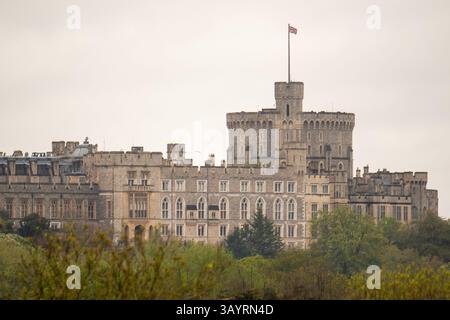 Datchet, Großbritannien. April 2025. Blick auf Windsor Castle von Datchet in Berkshire. Präsident der Vereinigten Staaten, Donald Trump, plant, den König im September in Windsor Castle zu besuchen. Es wurde berichtet, dass einige Kollegen und Parlamentsabgeordnete nicht wünschen, dass Trump vor dem Parlament spricht, da er seine früheren Bemerkungen zum Vereinigten Königreich, zur Ukraine und zur NATO geäußert hat. Quelle: Maureen McLean/Alamy Live News Stockfoto