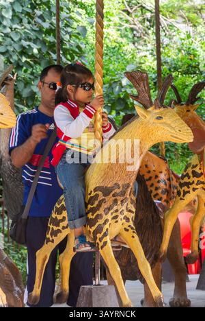 Paris, Frankreich, Familie, Vater, Leute, Touristen besuchen Jardin des Plantes, Karussell, Naturkundemuseum, Museum histoire naturelle Stockfoto