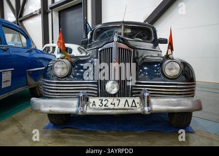 SANKT PETERSBURG, RUSSLAND - 11. APRIL 2025: Sowjetisches Regierungsauto ZIS-110 auf der Retro-Transportausstellung 'Oldtimer Gallery-2025'. Vorderansicht Stockfoto