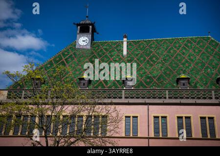 Das unverwechselbare Dach der St. Martins Kirche in Colmar, Elsass Stockfoto