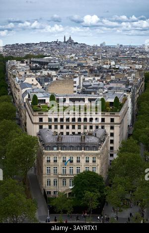 Blick von der Aussichtsplattform des Triumphbogens über die Stadt Paris mit dem Hügel der Kirche Basilika Sacre Coeur Montmartre Stockfoto