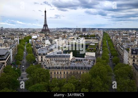 Blick auf den Eiffelturm von der Aussichtsplattform des Arc de Triomphe in Paris Frankreich Stockfoto