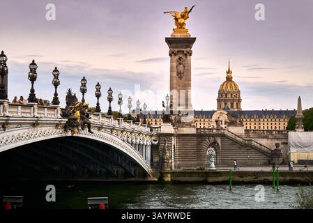 Berühmte Brücke Pont Alexandre III. Mit den wunderschönen Skulpturen und Laternen über die seine in Paris Frankreich Stockfoto