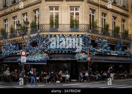Café Le Musset Restaurant mit typischer Blumenfassade, französischem Lifestyle, Kaffee auf der Terrasse, Paris Stockfoto