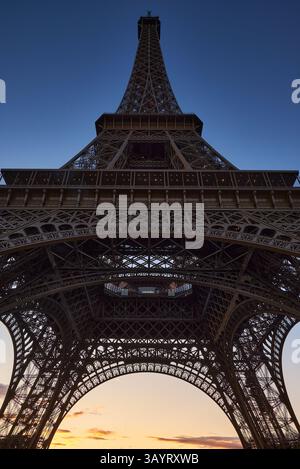 Der riesige und wunderschöne Eiffelturm in Paris Frankreich mit Blick von unten Stockfoto